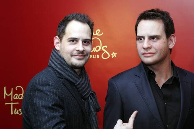 12.01.2010, Berlin, Deutschland - Moritz Bleibtreu mit seiner Wachsfigur bei Madame Tussauds. (Berlin, Bleibtreu, Doppelgänger, Europa, europäisch, Figur, Film, Filmschauspieler, Freude, Gestik, Kopie, künstlich, Kultur, Kunst, lächeln, lächelt, Madame Tussaud, Madame Tussauds, Madame Tussauds Wachsfigurenkabinett, Moritz Bleibtreu, Nachbildung, Persönlichkeit, Porträt, Portrait, Pressetermin, Reise, Replik, Schauspieler, Sehenswürdigkeit, Wachs, Wachsfigur, Wachsfigurenkabinett, Westeuropa, zeigen, zeigt). .