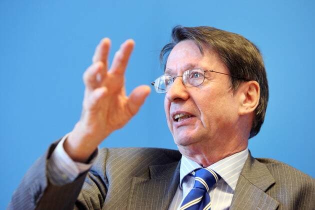23.02.2011, Berlin, Deutschland - Dr. Ehrhart Körting, SPD, Innensenator des Landes Berlin. (Berlin, deutsch, Deutschland, Dr. Ehrhart Körting, Ehrhart Körting, erhobene Hand, Europa, europäisch, Geste, Gestik, gestikulieren, Hand, Innensenator, Innensenator des Landes Berlin, Körting, Landespolitik, Lokalpolitik, Mimik, Partei, Persönlichkeit, PK, Politik, Politiker, Porträt, Portrait, Pressekonferenz, Pressetermin, Senat, Senator, Senator für Inneres, SPD, Westeuropa). .