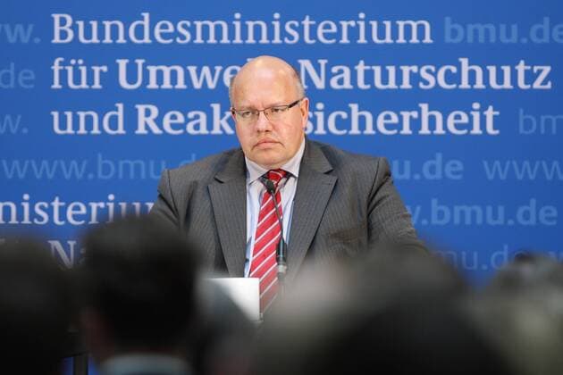 03.07.2012, Berlin, Deutschland - Peter Altmaier, CDU, Bundesumweltminister. (Altmaier, Atomenergiebehörde, Atomenergiepolitik, Berlin, BMU, Bundesbehörde, Bundesminister, Bundesminister für Umwelt Naturschutz und Reaktorsicherheit, Bundesministerium, Bundesministerium für Umwelt Naturschutz und Reaktorsicherheit, Bundespolitik, Bundesumweltminister, Bundesumweltministerium, CDU, deutsch, Deutschland, Europa, europäisch, Fototermin, innen, Innenaufnahme, Minister, Partei, Persönlichkeit, Peter Altmaier, PK, Politik, Politiker, Porträt, Portrait, Pressekonferenz, Pressetermin, Reaktorsicherheit, Umwelt- und Naturschutz, Umweltbehörde, Umweltminister, Umweltministerium, Umweltpolitik, Verwaltungsjurist, Westeuropa). .