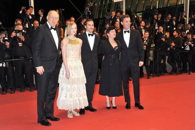 John Doman, Joaquin Phoenix, Ekaterina Samsonov, director Lynne Ramsay and Alex Manette attending the You Were Never Really Here premiere during the 70th Cannes Film Festival at the Palais des Festivals on May 27, 2017 in Cannes, France Foto:xL.xFontanax xFuturexImage