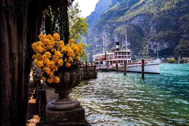 Riva del Garda Riva del Garda, Trentino, Italy, See, Reise, travel, Norditalien, largo, Schiff, Boot, Faehr, Dampfer, Ausflugsdampfer, Schifffahrt, Anlegestelle, Aussenaufnahme, draussen, Sommer,