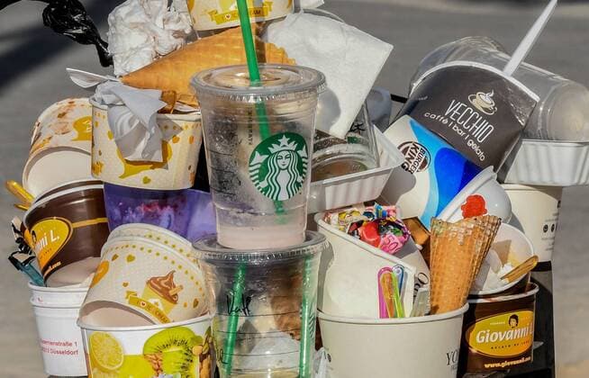 IMAGO Nature: Unsere Erde, Umweltverträgliche Herausforderungen des 21. Jahrhunderts, Plastik Übervoll mit Pappbecher, Papiertüten, Trinkhalme und Essensüberresten ist ein Mülleimer an der Rheinuferpromenade in Düsseldorf ( Nordrhein-Westfalen) nach einem Tag mit Ausflugwetter. Wenn die Sonne scheint, zieht es Einheimische wie Touristen an die direkt am Rhein gelegenen, Fussgängern vorbehaltenen Promenade. Foto:Winfried Rothermel