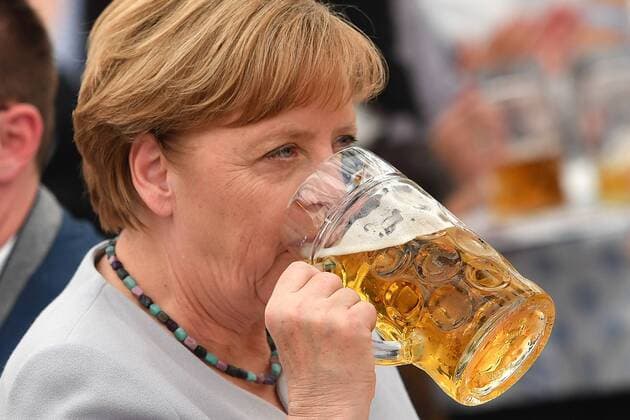Themen der Woche Bilder des Tages Bundeskanzlerin Angela MERKEL (CDU),mit Masskrug,trinkt eine Mass Bier. Bundeskanzlerin Angela MERKEL (CDU) bei der Truderinger Festwoche in Muenchen am 28.05.2017.