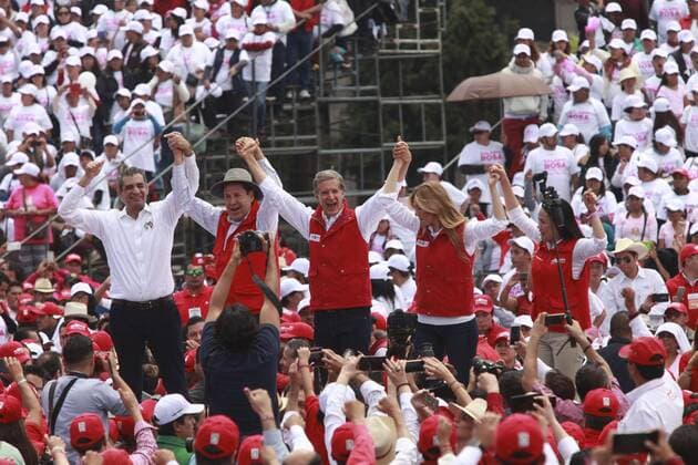May 28, 2017 - Mexico - EUM20170528POL17.JPG.TOLUCA, Mex.- Election Elecciones-Edomex.- El candidato del PRI al gobierno mexiquense, Alfredo del Mazo Maza, en el primer cierre de campana ante simpatizantes en esta capital. Evento al que asistio el dirigente nacional del tricolor Enrique Ochoa Reza y el gobernador Eruviel Ãvila, este domingo 28 de mayo de 2017. Foto: Agencia EL UNIVERSAL RCC. Mexico  - ZUMAu78_ 20170528_zaf_u78_045 Copyright: xJorgexAlvaradox