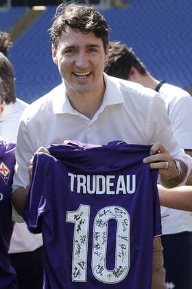Justin Trudeau riceve dalla Fiorentina una maglia col suo nome Justin Trudeau shows a t-shirt with his name on Roma 29 05 2017. Il primo Ministro Canadese partecipa alla manifestazione Open Goal , una partita amichevole tra la Fiorentina Women s Football Club e Liberi Nantes, una squadra composta da migranti e rifugiati . Rome May 29th 2017. Prime Minister of Canada participates to an event against racism at Olympic Stadium in Rome. The premier attended a friendly match between Fiorentina Women s Football Club and Liberi Nantes, composed by migrants and refugees. Foto Samantha Zucchi Insidefoto SamanthaxZucchi