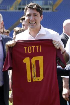 Justin Trudeau mostra una maglia numero 10 firmata da Francesco Totti Justin Trudeau shows a yellow-red t-shirt with the number 10 signed by FrancescoTotti Roma 29 05 2017. Il primo Ministro Canadese partecipa alla manifestazione Open Goal , una partita amichevole tra la Fiorentina Women s Football Club e Liberi Nantes, una squadra composta da migranti e rifugiati . Rome May 29th 2017. Prime Minister of Canada participates to an event against racism at Olympic Stadium in Rome. The premier attended a friendly match between Fiorentina Women s Football Club and Liberi Nantes, composed by migrants and refugees. Foto Samantha Zucchi Insidefoto SamanthaxZucchi