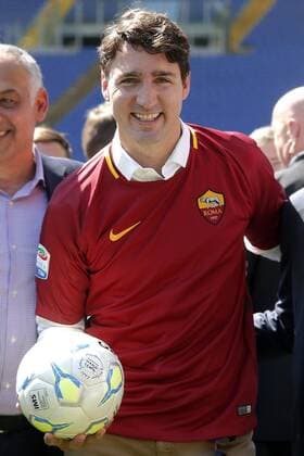 Justin Trudeau indossa una maglia numero 10 firmata da Francesco Totti Justin Trudeau wears a yellow-red t-shirt with the number 10 signed by FrancescoTotti Roma 29 05 2017. Il primo Ministro Canadese partecipa alla manifestazione Open Goal , una partita amichevole tra la Fiorentina Women s Football Club e Liberi Nantes, una squadra composta da migranti e rifugiati . Rome May 29th 2017. Prime Minister of Canada participates to an event against racism at Olympic Stadium in Rome. The premier attended a friendly match between Fiorentina Women s Football Club and Liberi Nantes, composed by migrants and refugees. Foto Samantha Zucchi Insidefoto SamanthaxZucchi