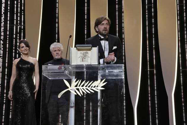 70eme Festival du Film de Cannes - Ceremonie de cloture. Photo: Laurent Guerin E Press Photo Juliette Binoche;Pedro Almodovar;Ruben Ostlund Cannes France  521781
