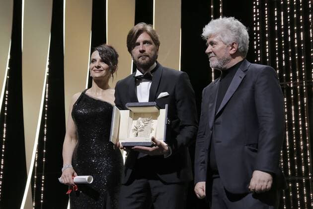 70eme Festival du Film de Cannes - Ceremonie de cloture. Photo: Laurent Guerin E Press Photo Juliette Binoche;Pedro Almodovar;Ruben Ostlund Cannes France  521781