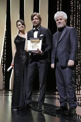70eme Festival du Film de Cannes - Ceremonie de cloture. Photo: Laurent Guerin E Press Photo Juliette Binoche;Pedro Almodovar;Ruben Ostlund Cannes France  521781