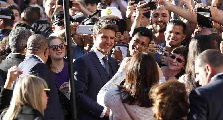 US actor Tom Cruise (C) poses for the fans during the photocall of his last film The Mummy in Madrid, Spain on 29 May 2017. US ACTOR TOM CRUISE PRESENTS THE MUMMY !ACHTUNG: NUR REDAKTIONELLE NUTZUNG!  Copyright: xCHEMAxMOYAx 20170529-636316854774228670