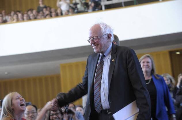 Der US-amerikanische Senator Bernie Sanders hat an der Freien Universität (FU) Berlin eine Rede überwiegend vor Studierenden gehalten und danach Fragen beantwort, die Studenten vorher eingereicht hatten. Der Ullstein-Verlag, die Wochenzeitung Die Zeit und die FU hatten die Veranstaltung anläßlich der Veröffentlichung der deutschen Übersetzung von Sanders Biographie organisiert. Bernie Sanders an der FU Berlin