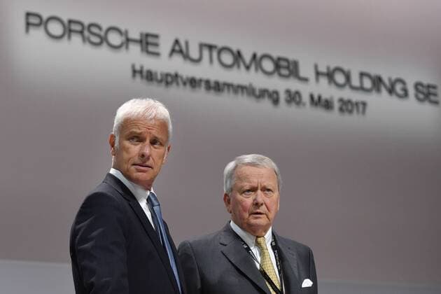 v.li:Matthias MUELLER (Mitglied des Vorstandes), Wolfgang PORSCHE (Aufsichtsratsvorsitzender der Porsche AG und der Porsche Automobil Holding SE). Ordentliche Hauptversammlung 2017 der Porsche Automobil Holding SE am 30.05.2017 in Stuttgart.