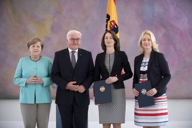 Themen der Woche - KW22 Bilder des Tages Merkel, Steinmeier, Barley, Schwesig DEU, Deutschland, Germany, Berlin, 02.06.2017 Bundeskanzlerin Angela Merkel, Bundespraesident Frank-Walter Steinmeier, Katarina Barley, neue Bundesministrin der Familie und bisherige Generalsekretaerin der SPD, und Manuela Schwesig, zukuenftige Ministerpraesidentin in Mecklenburg-Vorpommern (v.l.n.r.), bei der Aushaendigung der Entlassungsurkunde und der Uebergabe der Ernennungsurkunde im Schloss Bellevue in Berlin. German Chancellor Angela Merkel, President Frank-Walter Steinmeier, Katarina Barley, new Federal minister of the Family and former SPD secretary general, and Manuela Schwesig, future State Premier of the German state of Mecklenburg-Vorpommern and former Federal minister of the Family (f.l.t.r.) during a dismissal and appointment ceremony at Schloss Bellevue palace in Berlin, Germany. A cabinet shift was necessary.