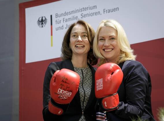 Bilder des Tages Uebergabe des Amtes der Bundesfamilienministerin von Manuela Schwesig, SPD, an Katarina Barley, SPD. Manuels Schwesig schenkte zum Amtsantritt ihrer Nachfolgerin, Katarina Barley, Boxhandschuhe. Berlin 02.06.2017 Berlin Deutschland Copyright: xThomasxImo photothek.netx