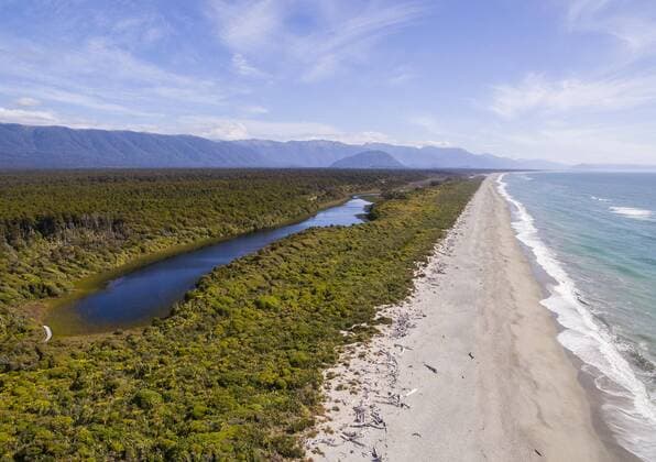  Luftaufnahme, Blick auf Strand und Küste, gemäßigter Regenwald und See, hinten Südalpen, Ship Creek, Haast, West Coast, Neuseeland, Ozeanien Copyright: imageBROKER/MoritzxWolf ibxmmw04525471.jpg