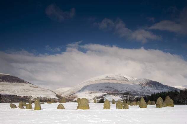UNESCO-Welterbe: Englischer Lake District in Großbritannien Castlerigg Stone Circle near Keswick. Looking towards Saddleback in the snow. English Lake District. WaynexHutchinson 1022_11_4 WH 4337