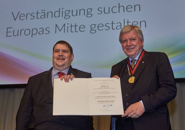 Verleihung Europäischer Karls-Preis 2017 der Sudetendeutschen Landsmannschaft durch Bernd Posselt (Sprecher der Sudetendeutschen Volksgruppe, li.) an Volker Bouffier (re.), MdL, Ministerpräsident Hessen, 68. Sudetendeutscher Tag, Augsburg 2017 68. Sudetendeutscher Tag, Augsburg 2017,