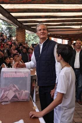 Institutional Revolutionary Party s (PRI) candidate for governor of the State of Mexico Alfredo del Mazo (C) casts his vote at a polling station in the municipality of Huixquilucan during the Mexican Gubernatorial elections, in Mexico, 04 June 2017. 2017 Mexican Gubernatorial Elections !ACHTUNG: NUR REDAKTIONELLE NUTZUNG!  Copyright: xSáshenkaxGutiérrezx MEX01 20170604-636321986895028972