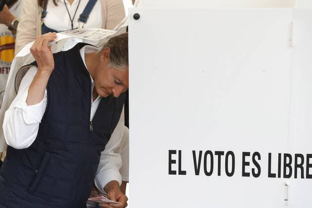 June 4, 2017 - Mexico - EUM20170604NAC12.JPG.HUIXQUILUCAN, Mex., Elections Elecciones Edomex.- El candidato del Partido Revolucionario Institucional al gobierno del Estado de Mexico, Alfredo del Mazo, vota la manana de este domingo 4 de junio de 2017. Foto: Agencia EL UNIVERSAL Luis Cortes RDB. Mexico  - ZUMAu78_ 20170604_zaf_u78_013 Copyright: xLuisxCortesx
