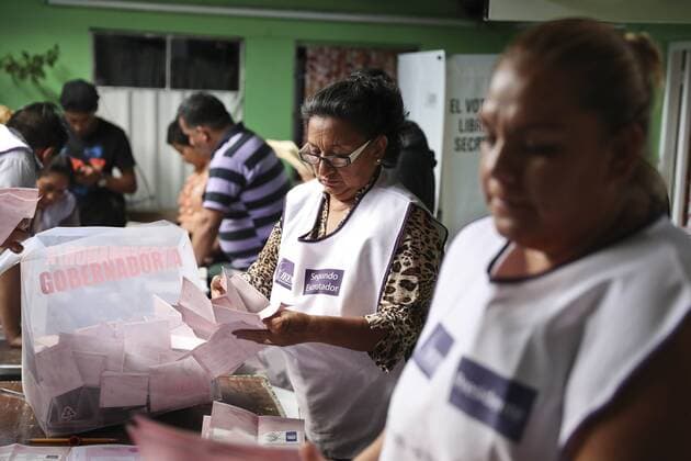 June 4, 2017 - Mexico - EUM20170604NAC67.JPG.TOLUCA, Mex.- Election Elecciones-Edomex.- Aspecto del conteo de votos en una de las casillas de esta capital mexiquense, en la jornada electoral que se llevo este domingo 4 de junio de 2017 para elegir gobernador del Estado de Mexico. Foto: Agencia EL UNIVERSAL RCC. Mexico  - ZUMAu78_ 20170604_zaf_u78_114 Copyright: xCristopherxRogelxBlanquetx