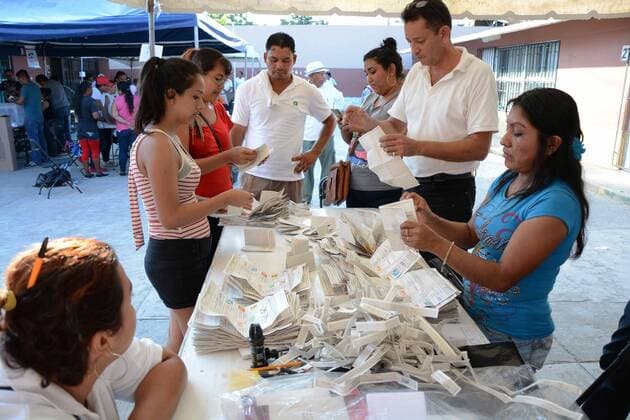 Bilder des Tages June 4, 2017 - Mexico - EUM20170604NAC82.JPG.VERACRUZ, Ver., Elections Elecciones-Veracruz Cierre Casillas.- Cierre de cacillas en esta entidad y conteo de votos para la eleccion de alcaldias municipales, el 4 de junio de 2017. Foto: Agencia EL UNIVERSAL EVZ. Mexico  - ZUMAu78_ 20170604_zaf_u78_135 Copyright: xPatriciaxMoralesx