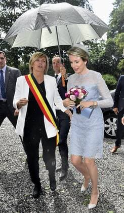 Waterloo s Mayor Florence Reuter and Queen Mathilde of Belgium pictured under an umbrella during the award ceremony for the laureates of the Queen Elisabeth Cello Competition 2017 at the Queen Elisabeth Music Chapel (Chapelle Musicale Reine Elisabeth - Muziekkapel Koningin Elisabeth), in Waterloo, Tuesday 06 June 2017.  ERICxLALMAND 05109103