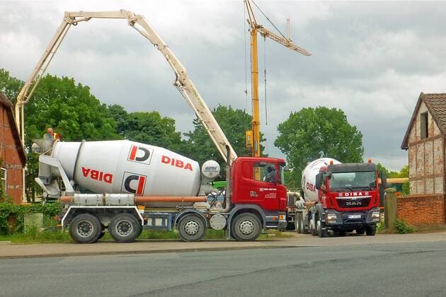 Betonmischer (Betonpumpe) der Fa. DIBA Baustoffgesellschaft mbH Ackerköpfe 16 aus 31249 Hohenhameln - gesehen am 07.06.2017 in Hannover Bemerode auf einem ehem. Bauernhof - werden jetzt Eigentums- und Mietswohnungen errichtet - der Bauernhof lag über 25 Jahre brach