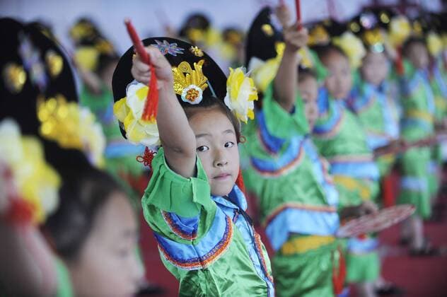 (170607) -- CHENGDE, June 7, 2017 -- Pupils exercise Taiping Drum Dance at a primary school in Chengde City, north China s Hebei Province, June 7, 2017. ) (zwx) CHINA-CHENGDE-TRADITIONAL CULTURE-EDUCATION (CN) WangxLiqun 