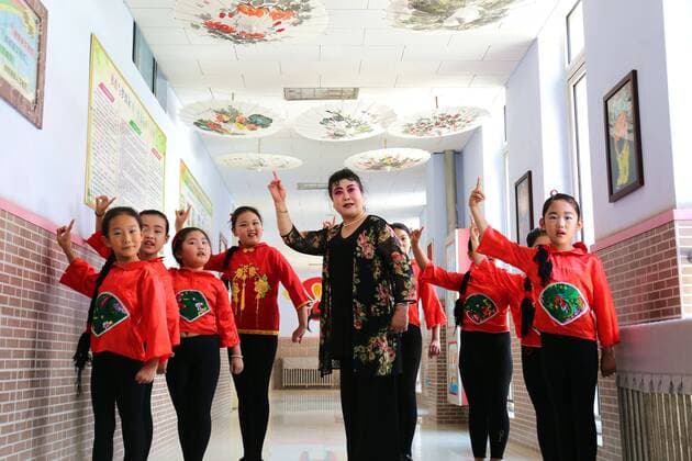 (170607) -- CHENGDE, June 7, 2017 -- Pupils learn Peking Opera in the guidance of a teacher at a primary school in Chengde City, north China s Hebei Province, June 7, 2017. ) (zwx) CHINA-CHENGDE-TRADITIONAL CULTURE-EDUCATION (CN) LiuxHuanyu 