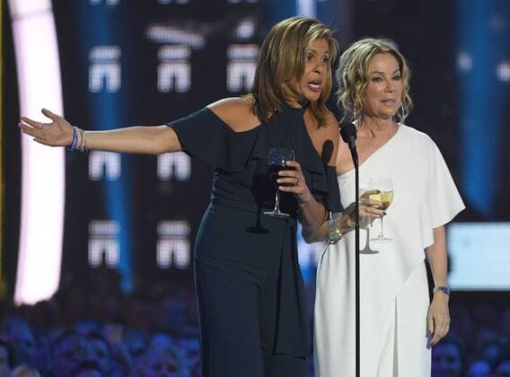 June 7, 2017 - Nashville, TN, USA - 07 June 2017 - Nashville, Tennessee - Kathie Lee Gifford, Hoda Kotb. 2017 CMT Music Awards held at Music City Center. Photo Credit: AdMedia Nashville USA - ZUMAa123 20170607_zaa_a123_197 Copyright: xLauraxFarrx