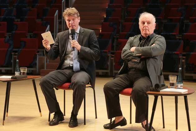 Daniel Barenboim und Intendant Ole Baekhoj (l) stellen am 08.06.2017 die zweite Spielzeit des Pierre Boulez Saals in Berlin vor. Das zur Eroeffnung des Saals gegruendete Boulez Ensemble, das sich aus Musikern der Staatskapelle Berlin, des West-Eastern Divan Orchestra und aus Studierenden und Lehrenden der Barenboim-Said Akademie und internationalen Gaesten zusammensetzt, wird unter anderen gemeinsam mit Daniel Barenboim, FrancoisXavier Roth, Emmanuel Pahud, Zubin Mehta und Sir Antonio Pappano zu hoeren sein. Berlin Germany
