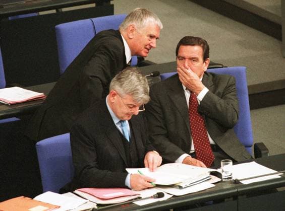 Bundesaussenminister Joschka FISCHER , Buendnis 90 Die Gruenen , Bundesinnenminister Otto SCHILY , SPD , und Bundeskanzler Gerhard SCHROEDER , SPD , im Bundestag am 18.10.2001