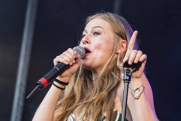 AUT, 2017-06-09; KUFSTEIN UNLIMITED 2017 - ERSTER TAG: SONGKONTEST TEILNEHMERIN ZOE STRAUB BEI IHREM AUFTRITT;