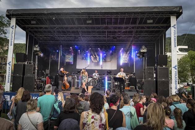 AUT, 2017-06-09; KUFSTEIN UNLIMITED 2017 - ERSTER TAG: SONGKONTEST TEILNEHMERIN ZOE STRAUB BEI IHREM AUFTRITT;