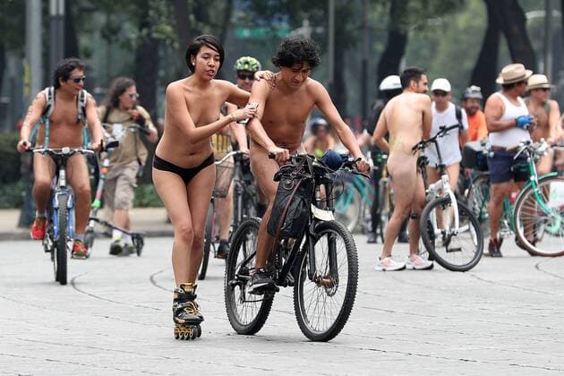 June 10, 2017 - Mexico - EUM20170610NAC18.JPG.CIUDAD DE MEXICO Nude Cycling RoundRodada nudista-CDMX.- Aspectos de la Rodada nudista 2017, efectuada este sabado, 10 de junio de 2017, sobre avenida Reforma. Foto: Agencia EL UNIVERSALAriel OjedaJMA Mexico  - ZUMAu78_ 20170610_zaf_u78_046 Copyright: xElxUniversalx