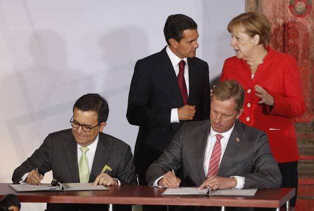 June 10, 2017 - Mexico - EUM20170610NAC32.JPG.CIUDAD DE MEXICO President Presidente-EPN Merkel.- El presidente de Mexico, Enrique Pena, y la canciller de Alemania, Angela Merkel, durante la firma de cuatro convenios de colaboracion binacional en materia economica, el 10 de junio de 2017 en el Museo Interactivo de Economia. En la imagen acompana Ildefonso Guajardo, secretario de Economia, entre otros. Foto: Agencia EL UNIVERSAL Luis Cortes EVZ. Mexico  - ZUMAu78_ 20170610_zaf_u78_098 Copyright: xLuisxCortesx
