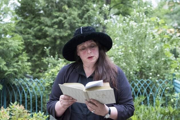 Sommerfest im Brecht-Haus Deutschland, Berlin, 10.06.2017, Geisterstunde auf dem Dorotheenstädtischen Friedhof: Annett Gröschner liest am Grab von Arnold Zweig, Â