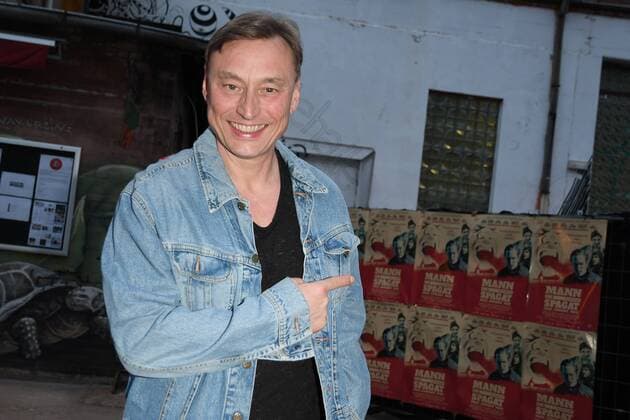 Werner Daehn Ankunft zur Premiere MANN IM SPAGAT PACE COWBOY, PACE die zweite Regiearbeit von Multitalent Timo Jacobs, Open-Air, Cassiopeia Sommergarten in Berlin, am 11.06.2017