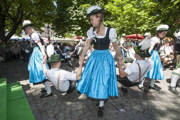 Muenchen, Fest der Blasmusik auf dem Muenchner Viktualienmarkt mit den Trachtlern aus Surberg aus dem Chiemgau