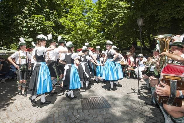 Muenchen, Fest der Blasmusik auf dem Muenchner Viktualienmarkt mit den Trachtlern aus Surberg aus dem Chiemgau