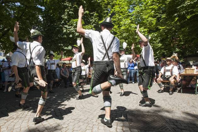 Muenchen, Fest der Blasmusik auf dem Muenchner Viktualienmarkt mit den Trachtlern aus Surberg aus dem Chiemgau beim Schuhplatteln