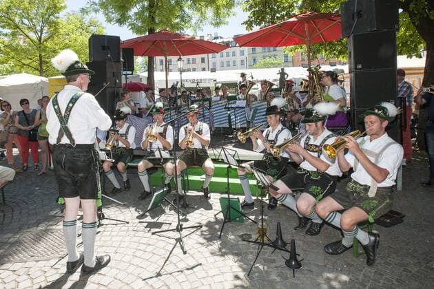 Muenchen, Fest der Blasmusik auf dem Muenchner Viktualienmarkt mit der Surtaler Musikkapelle aus dem Chiemgau