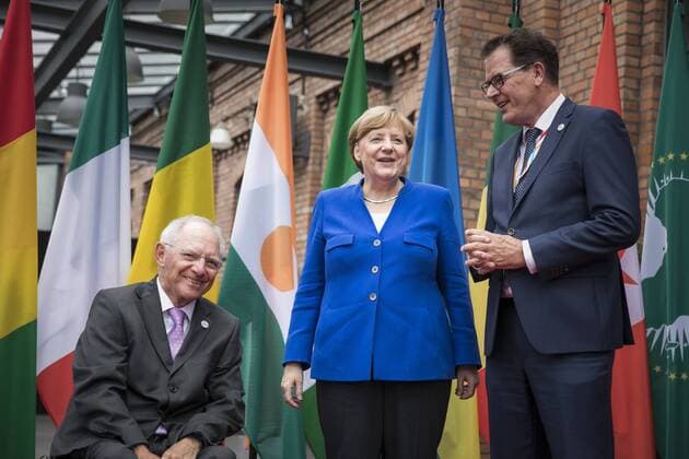 Gerd Mueller (R), CSU, Bundesentwicklungsminister, Bundeskanzlerin Angela Merkel (M) und Wolfgang Schaeuble (L), CDU, Bundesfinanzminister, aufgenommen vor der G20-Afrikakonferenz in Berlin, 12.06.2017. Berlin Germany Copyright: xFlorianxGaertner photothek.netx