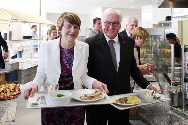 Bilder des Tages GIESSEN Dr. Frank-Walter Steinmeier (Bundespraesident) und Elke Buedenbender (Frau des Bundespraesidenten) in der Cafeteria des Fachbereichs Recht und Wirtschaft der Justus-Liebig-Universitaet Giessen (JLU) Copyright: xRingleb Eibner-Pressefotox EP_SRB