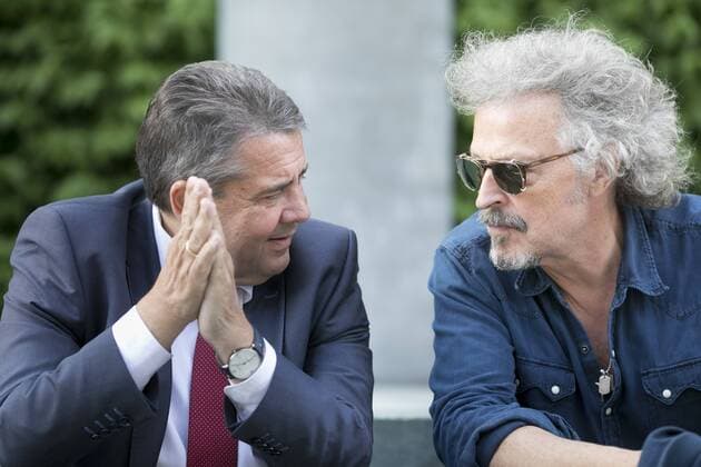 Bilder des Tages Konzert am Rande der G20 Konferenz sitzen Sigmar Gabriel, SPD, Vizekanzler und Bundesaussenminister und Wolfgang Niedecken, Musiker im Auswaertigen Amt zusammen und hoeren einen musikalischem Beitrag von Eric Wainana, Musiker aus Kenia und Walter Lindner, Staatssekretaer im Auswaertigen Amt, zu, Berlin 12.06.2017. Berlin Deutschland Copyright: xUtexGrabowskyx xphotothek.netx