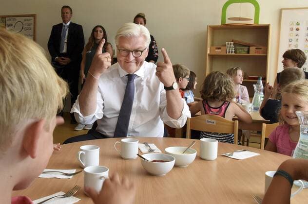 Bilder des Tages Bundespraesident Frank-Walter Steinmeier hat am Dienstag (13.06.17) die evangelische Kindertagesstaette Schatzkiste in Darmstadt besucht. Steinmeier ass mit den Kindern Fischstaebchen und Kartoffelsalat und diskutierte mit Eltern, Erzieherinnen und dem hessen-nassauischen Kirchenpraesidenten Volker Jung ueber die Vereinbarkeit von Familie und Beruf. (Siehe epd-Meldung vom 13.06.17) Local Caption 00376236 Steinmeier besucht evangelische Kita in Darmstadt Copyright: epd-bild ClausxVoelker EDITORIAL USE ONLY