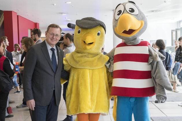 Bodo Ramelow mit dem Goldenen Spatz und dem Bundestagsadler bei der Premiere des Kinderfilms des Deutschen Bundestages Applaus für Felix - Ein Tag im Bundestag im Rahmen des Deutschen Kinder-Medien-Festivals Goldener Spatz im CineStar. Erfurt, 14.06.2017 Foto:xM.xKremerx xFuturexImage