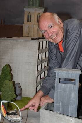 Burkhard Veigel Baustellenbegegnung mit Zeitzeugen der Geschichte Berlins zu Zeiten der Berliner Mauer einer geteilten Stadt, des ersten Litte Big City, die Mini-Figuren im Masstab 1:24, am Berliner Fernsehturm am Alex, am 14.06.2017