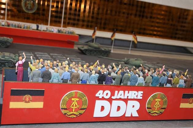 Erich und Margot Honecker vor dem Palast der Republik und dem DDR Volk beim Jubel 40 Jahre DDR Baustellenbegegnung mit Zeitzeugen der Geschichte Berlins zu Zeiten der Berliner Mauer einer geteilten Stadt, des ersten Litte Big City, die Mini-Figuren im Masstab 1:24, am Berliner Fernsehturm am Alex, am 14.06.2017